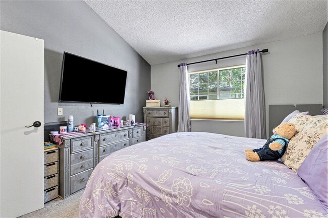 Building Photo - Updated 2 bed 2.5 bath End Unit Townhome in Lochmoor!