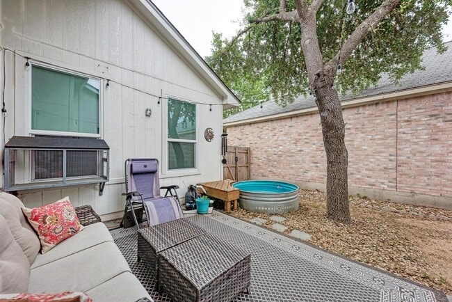 Building Photo - 922 Thackeray Ln