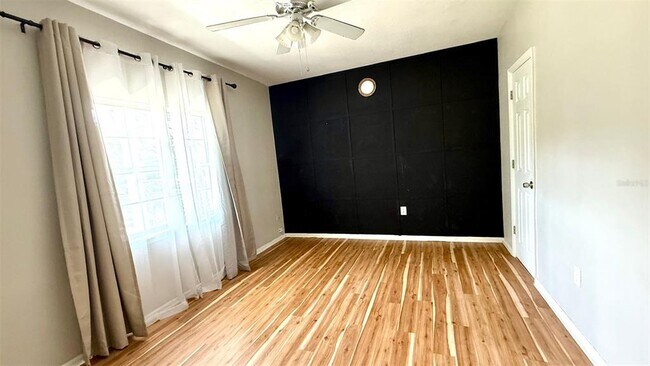 Building Photo - 1916 N Hastings St