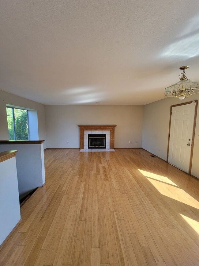 Building Photo - 3 bedroom home with 2 car garage built in ...
