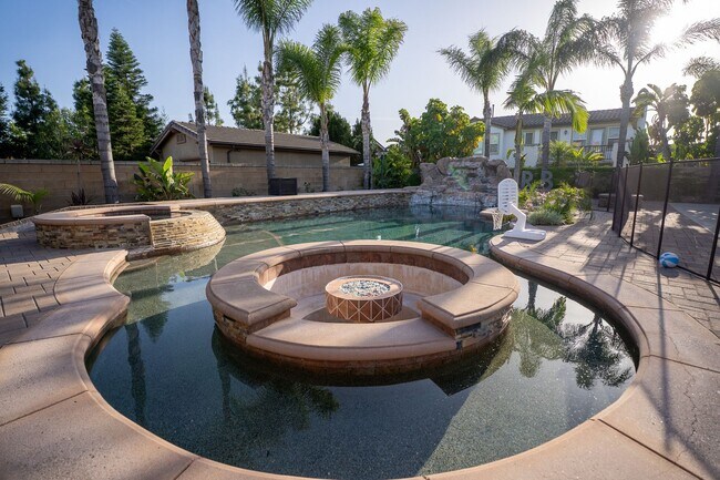 Building Photo - Exceptional estate Located In the highly desirable College Park Community.