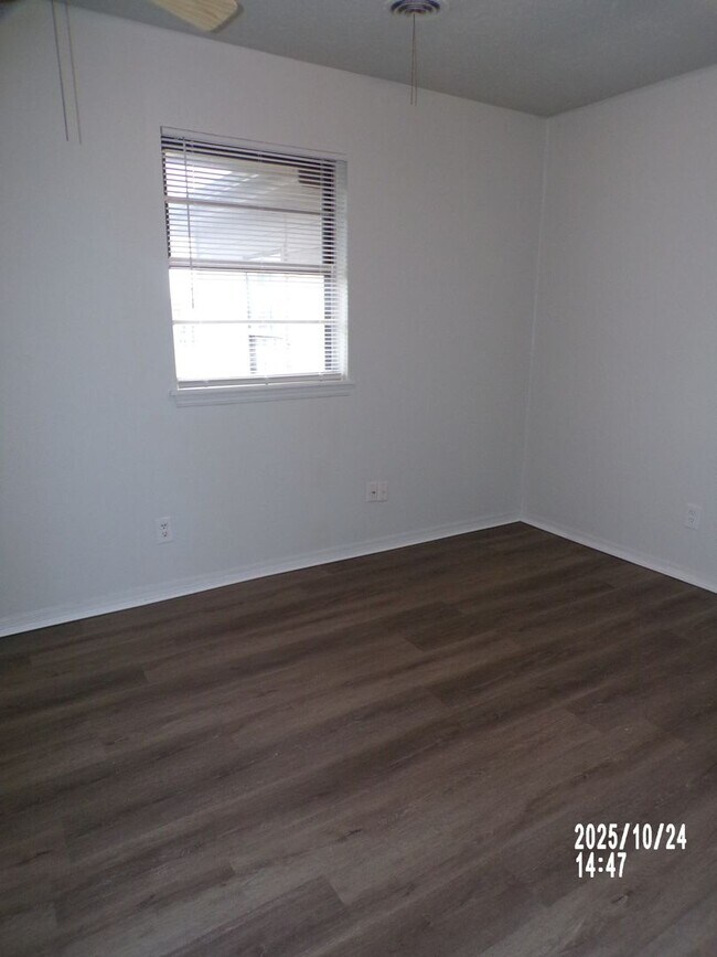 Building Photo - Very Nice home located in the Sullivan Vil...