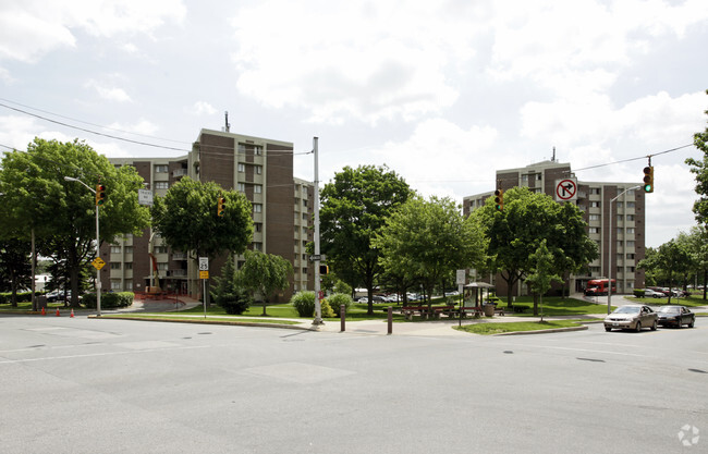 Building Photo - Broad Park Manor