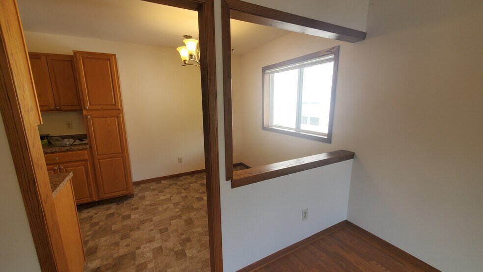 dinette area - 719 Crawford Dr