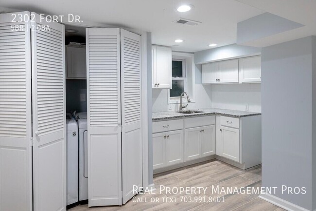 Building Photo - 2302 Fort Dr