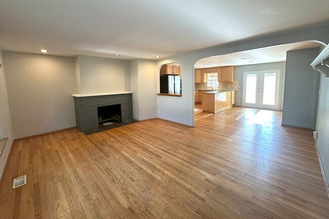 Building Photo - Bright and spacious 5bd 2 ba house in Edmo...