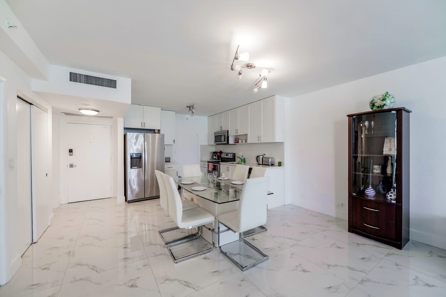 Building Photo - 5599 Collins Ave