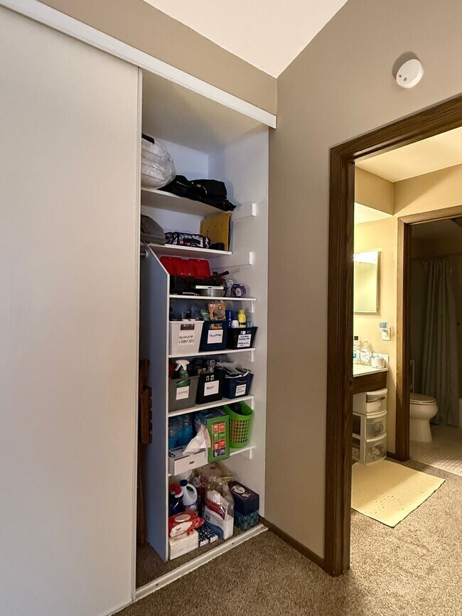 Building Photo - Spacious 2 bedroom in Hopkins