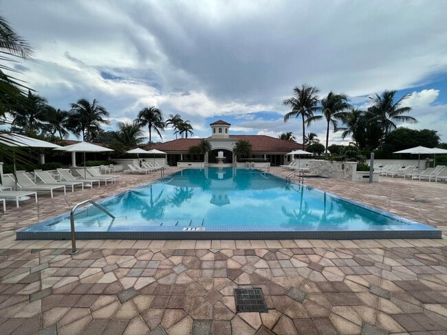 Building Photo - 19900 E Country Club Dr