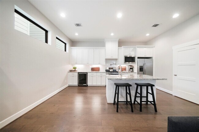 Building Photo - 5905 Petty St