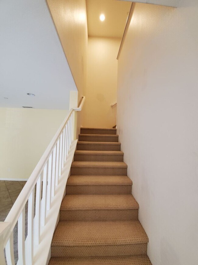 Building Photo - Spacious 3 Bedroom 3 Bath Two Story Riverp...