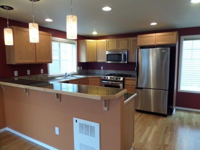 Building Photo - GREAT NEW PRICE! Stunning and Large 3-Bedroom Townhome with Garage FOR RENT in Green Lake!!