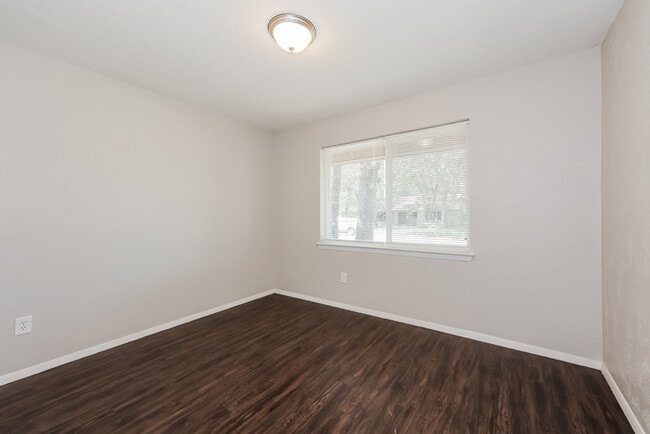 Building Photo - 10424 Muskogee Dr