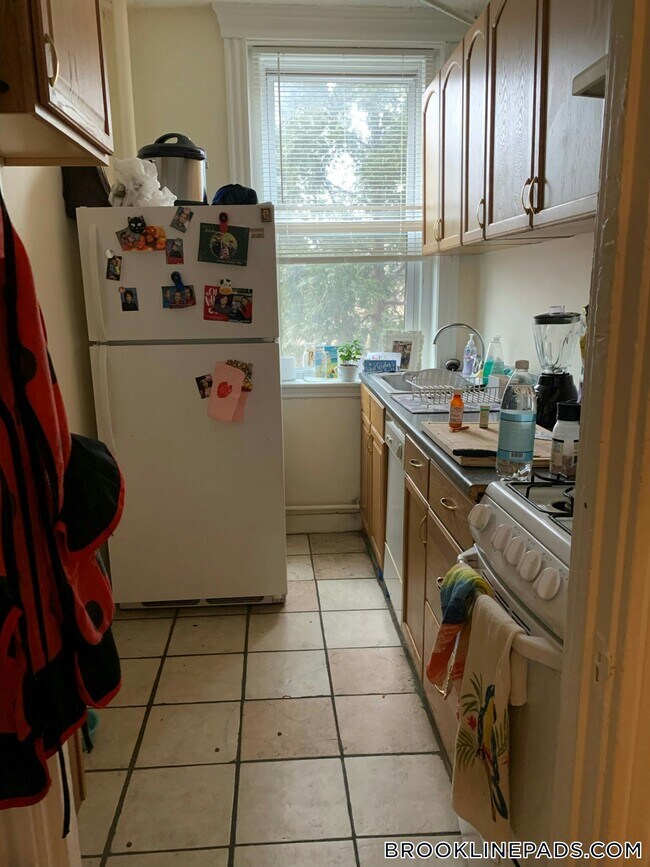 Building Photo - 352 Riverway