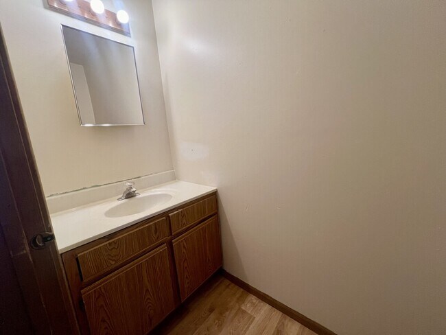 Building Photo - DB 4807 10th Ave