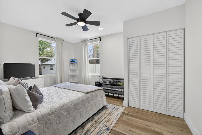 Building Photo - 701 37th St