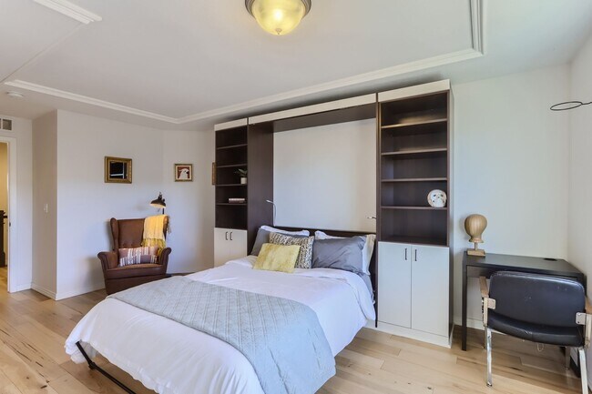 Building Photo - Spacious 2BDR Modern Townhome in Louisville