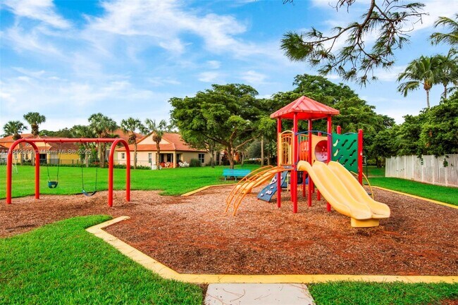 Building Photo - 6047 Seminole Gardens Cir
