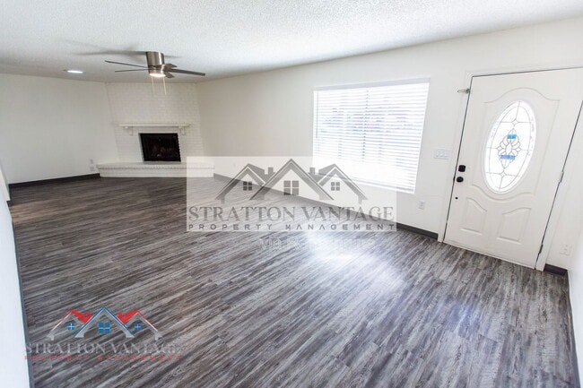 Building Photo - 2526 E Juanita Ave