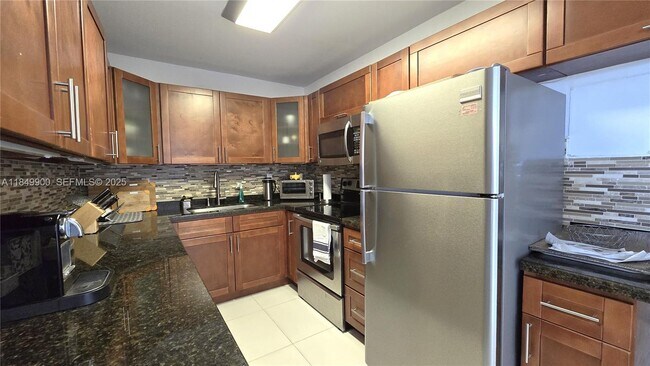 Building Photo - 3731 N Country Club Dr