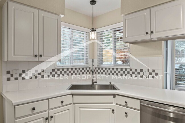 Building Photo - Beautiful 3bd/2.5 bath home with a peaceful backyard, AC, and 2.5 car garage near Ute Valley Park