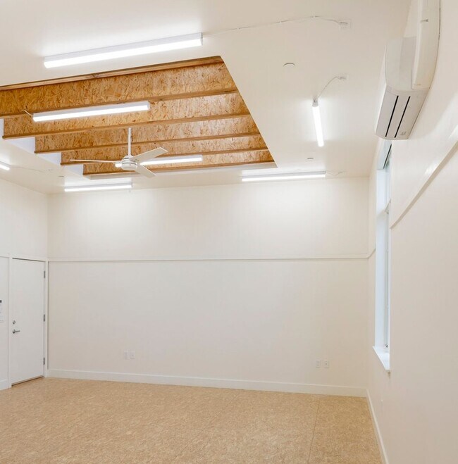 Building Photo - Bright Live-Work Studio with Tall Ceilings...