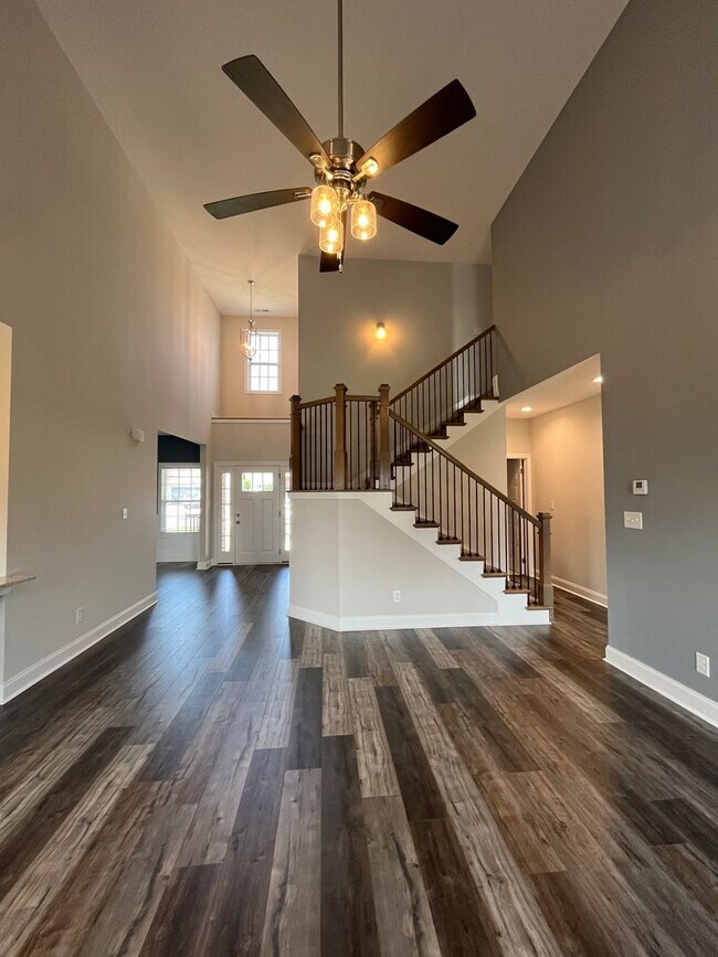 Building Photo - 557 Dexter Dr