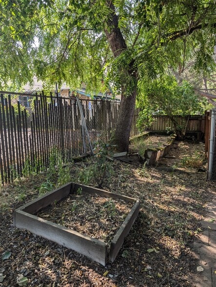 Building Photo - 5028 SE Hawthorne Blvd