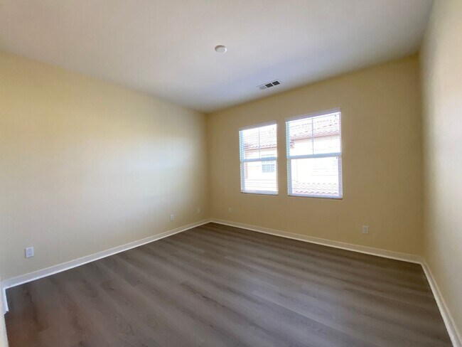 Building Photo - 3bedroom 3 bath home in the Solaire Commun...