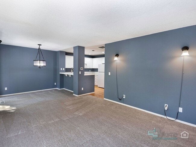 Building Photo - 2 Bedroom, 2.5 Bath Close to Nike and Intel!