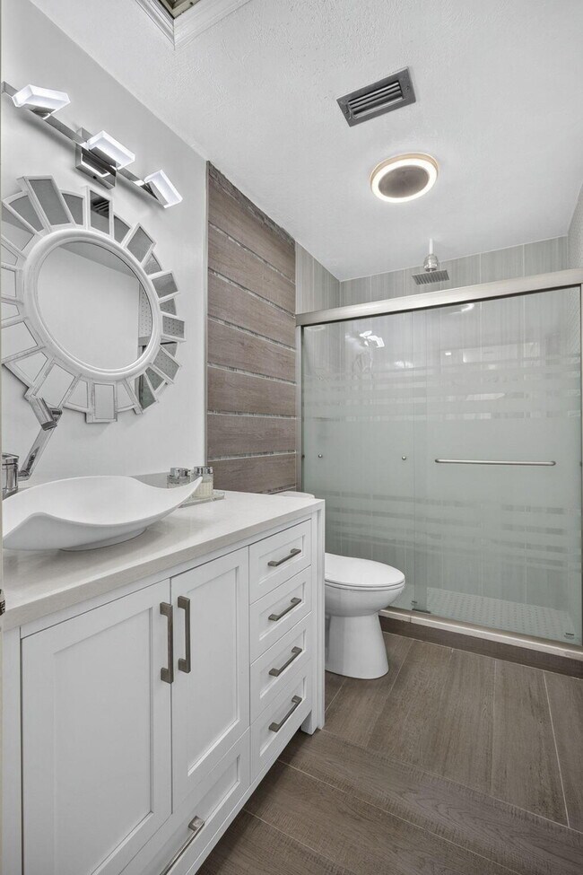Building Photo - 716 Lake Wellington Dr