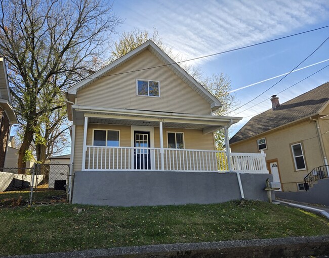 Building Photo - 324 Rosewood Ave