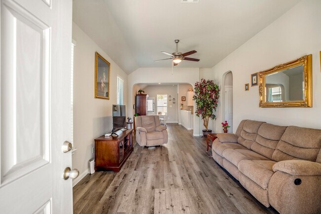 Building Photo - 2816 Madison Dr