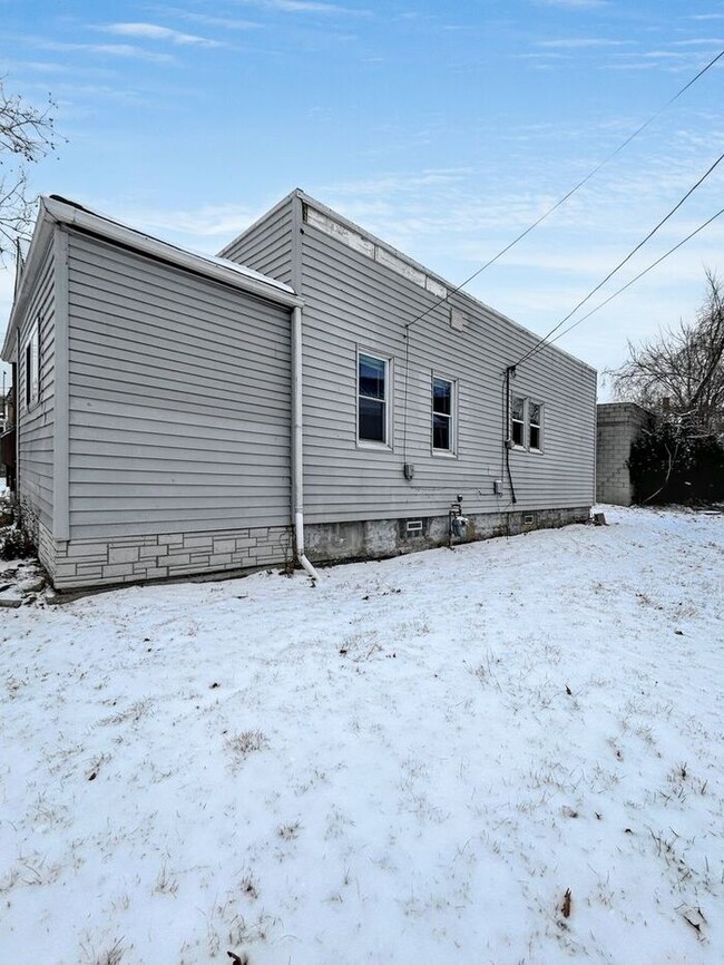 Building Photo - Charming 3-Bedroom Home with Modern Comfor...