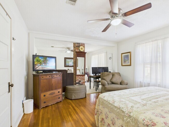 Building Photo - Quiet home in the central part of town