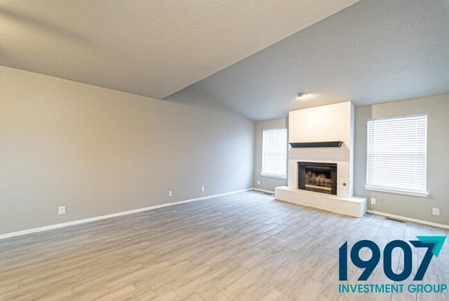 Building Photo - Updated 2-Bed, 1.5-Bath Townhome in NW Nor...