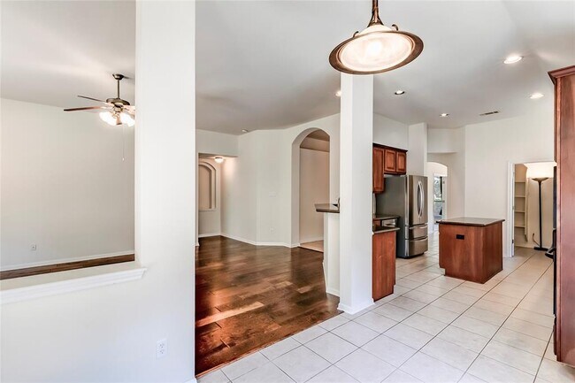 Building Photo - 15220 Fernhill Dr