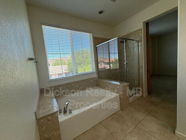 Building Photo - 10760 Ridgebrook Dr