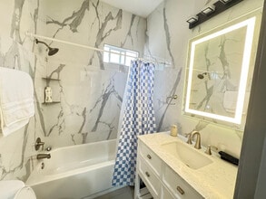 Building Photo - 104 Stuart St