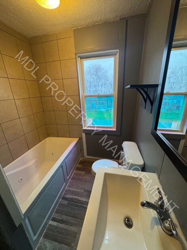 Building Photo - 311 Elm St