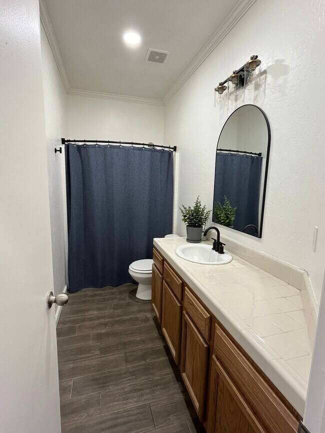 Building Photo - 5183 E Lowe Ave