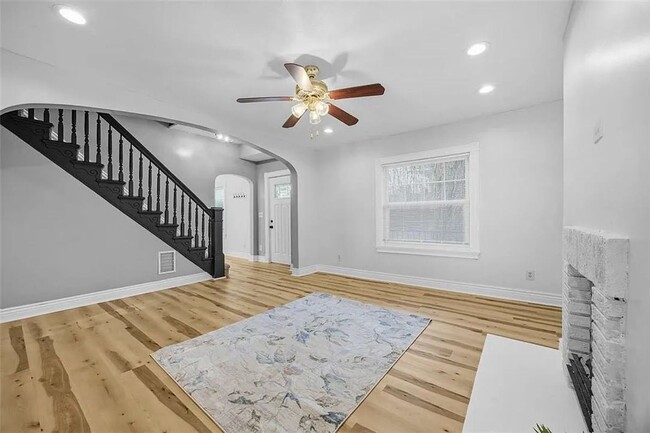 Building Photo - Beautiful 3 bedroom, 2 full bathroom home for rent in the Oakland area AVAILABLE NOW!