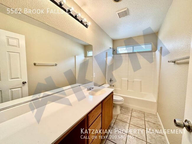 Building Photo - Gated 3-Bedroom, 2.5-Bath, 2-Story Brooksi...