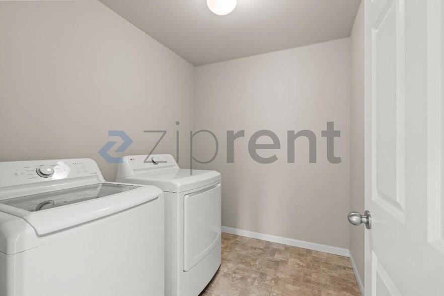 Building Photo - Unit