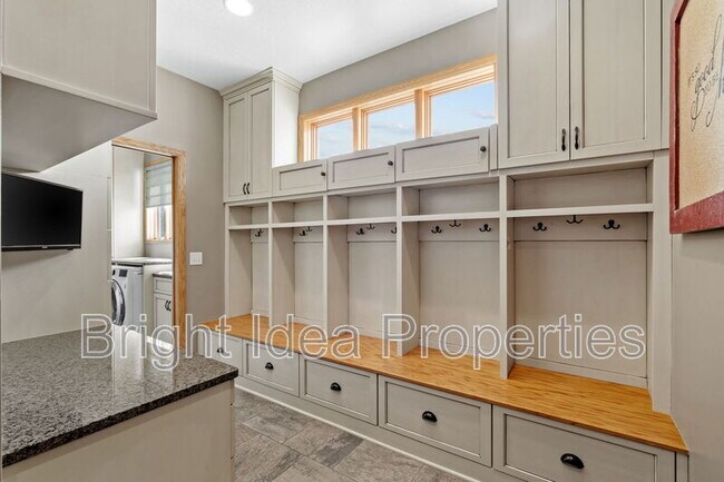 Building Photo - 6210 Deerwood Cir N