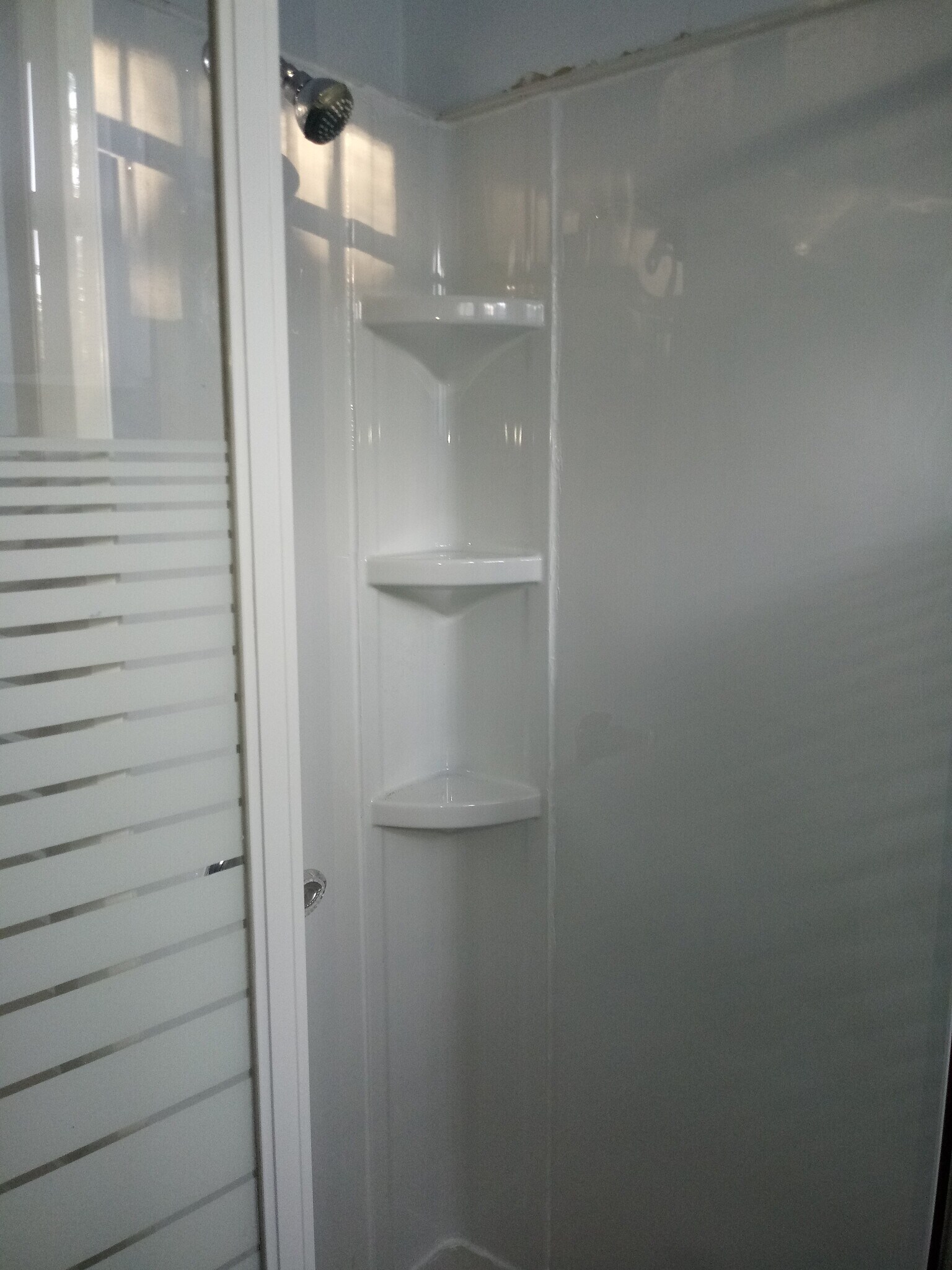 one shower bath - 520 Lawrence Ave