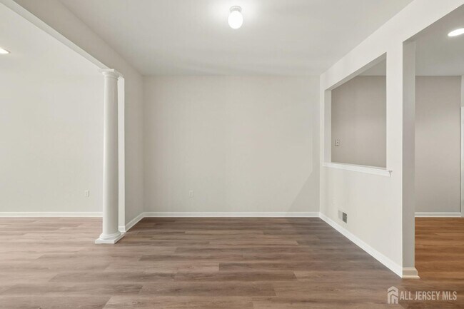 Building Photo - 102 Forest Dr