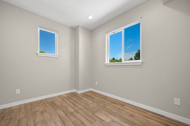 Building Photo - Modern 4-Bed Home in Sunstone Place