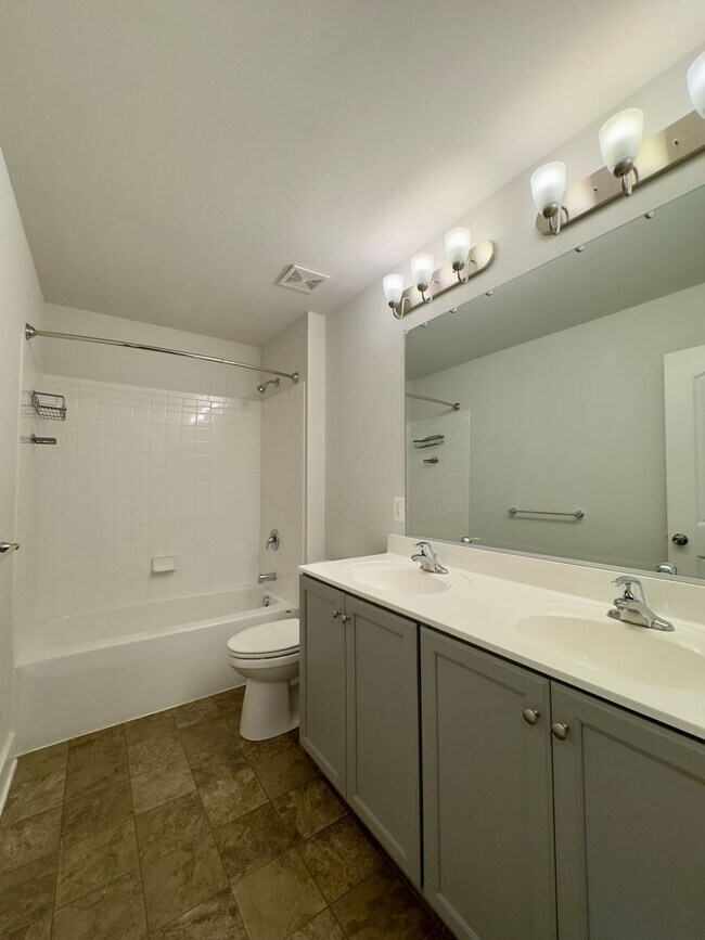 Building Photo - Charming 4 Bedroom/3.5 Bathroom in New WIn...
