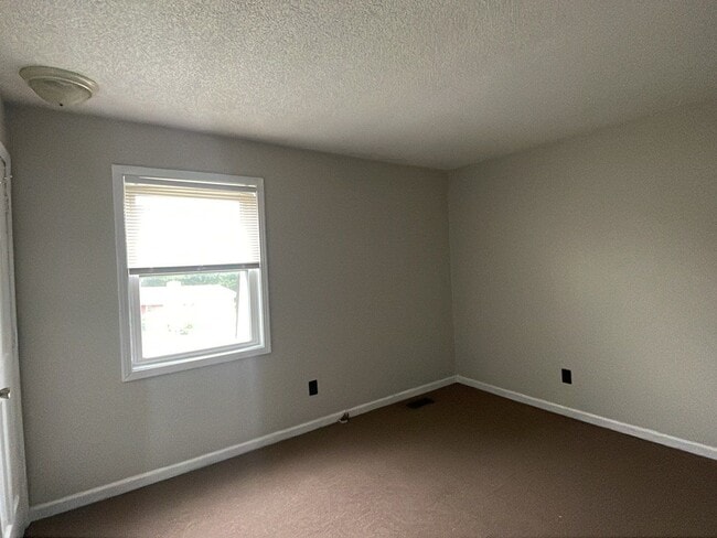 Building Photo - 2 Bedroom 1.5 Bath Townhome - FIRST FULL MONTH RENT FREE!!